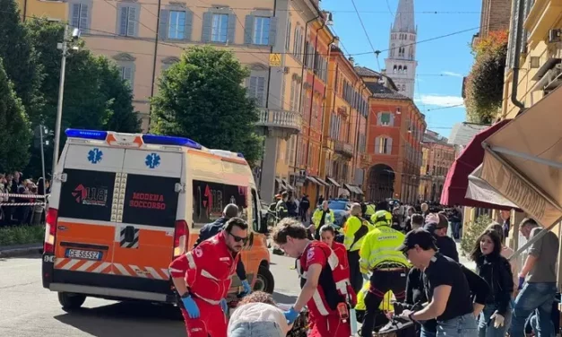 TERRORE A MODENA, AUTO SU PASSANTI, QUATTRO GRAVI. UNA DONNA HA PERSO LE GAMBE. ( video )
