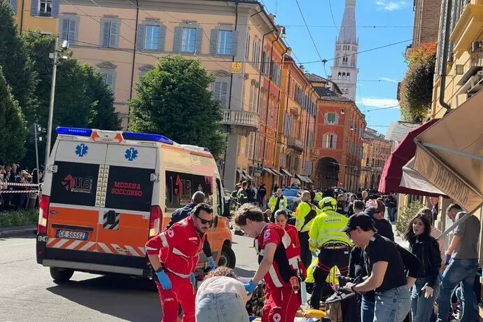 TERRORE A MODENA, AUTO SU PASSANTI, QUATTRO GRAVI. UNA DONNA HA PERSO LE GAMBE. ( video )