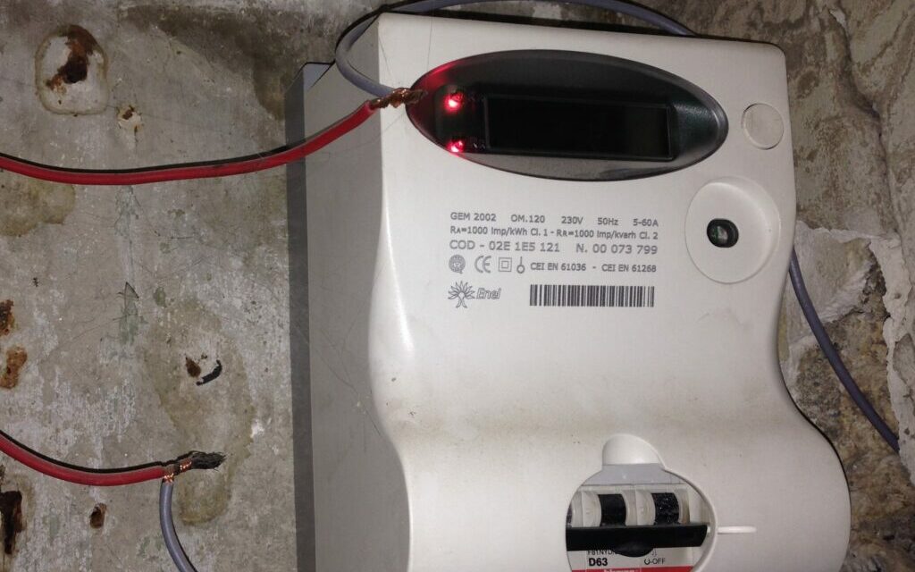 ALBINEA, RUBA ELETTRICITÀ AL VICINO, ARRESTATA