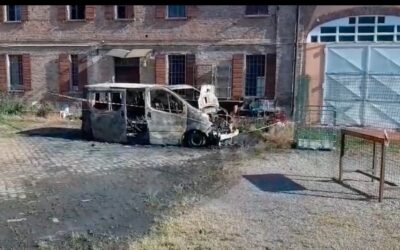 REGGIOLO, IN FIAMME AUTO E FURGONE