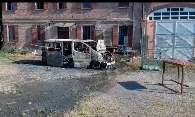 REGGIOLO, IN FIAMME AUTO E FURGONE