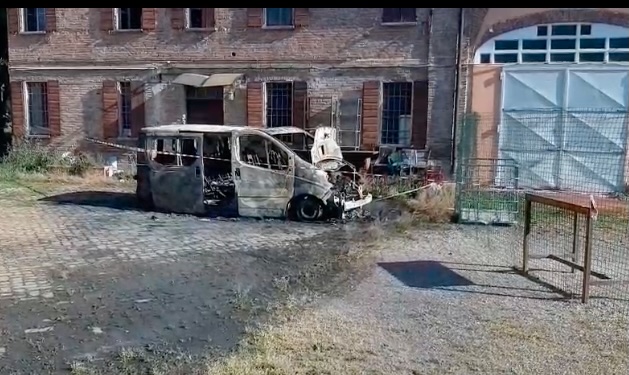 REGGIOLO, IN FIAMME AUTO E FURGONE
