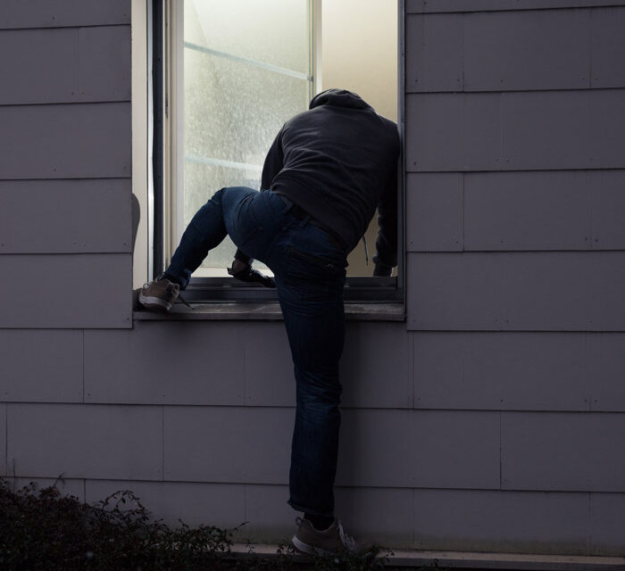 PER FUGGIRE SI ARRAMPICA SU UNA CASA DOPO UN FURTO, DENUNCIATO