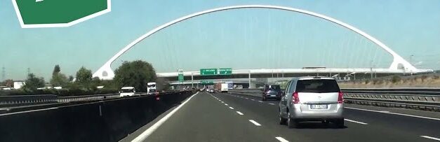 IN AUTOSTRADA CAMION PERDE RUOTA E CENTRA UN’AUTO