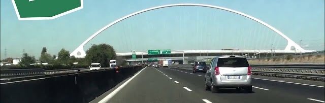 IN AUTOSTRADA CAMION PERDE RUOTA E CENTRA UN’AUTO