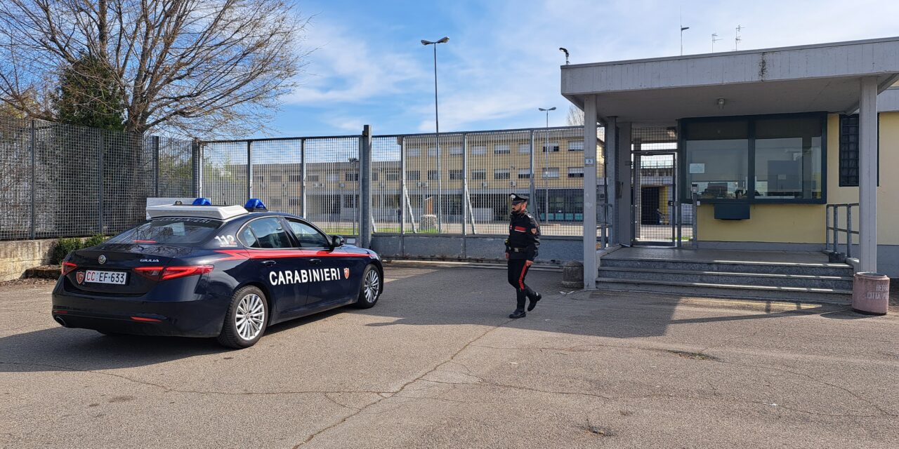 DISTRUGGE LA CASA E LANCIA UNA SEDIA CONTRO LA MOGLIE, ARRESTATO 51ENNE DAI CARABINIERI