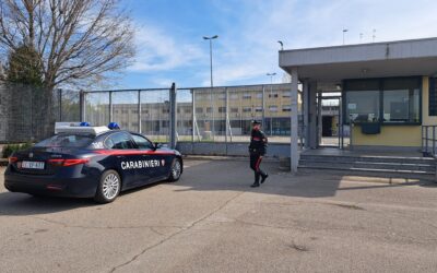 DISTRUGGE LA CASA E LANCIA UNA SEDIA CONTRO LA MOGLIE, ARRESTATO 51ENNE DAI CARABINIERI