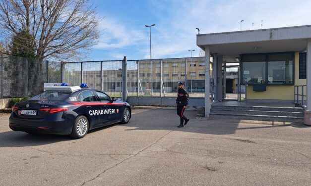 DISTRUGGE LA CASA E LANCIA UNA SEDIA CONTRO LA MOGLIE, ARRESTATO 51ENNE DAI CARABINIERI