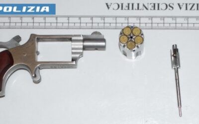 IN CASA CON UNA PISTOLA CARICA E RUBATA