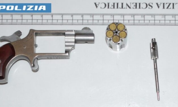 IN CASA CON UNA PISTOLA CARICA E RUBATA