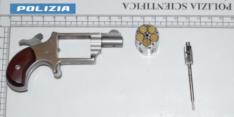 IN CASA CON UNA PISTOLA CARICA E RUBATA