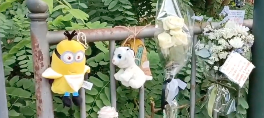 FIORI E PELUCHE PER JOELE. CORDOGLIO A REGGIO PER IL BIMBO MORTO IN UN INCIDENTE