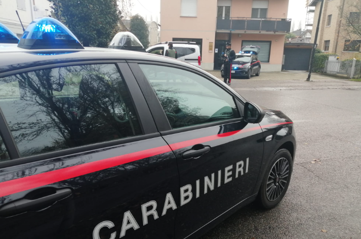 MINACCIA UN AUTOMOBILISTA CON UNA PISTOLA, 21ENNE DENUNCIATO 
