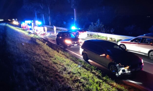BRESCELLO, AUTO INVESTE DUE GIOVANI IN BICICLETTA. MORTO UN 19ENNE, GRAVE L’ALTRO