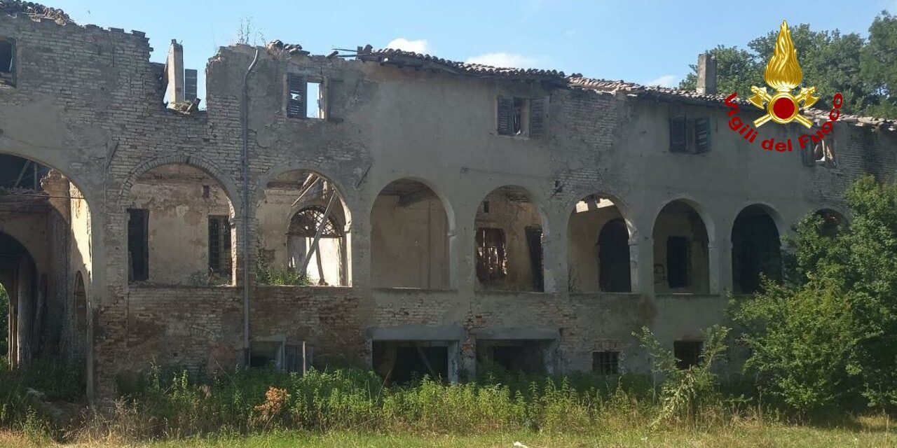CROLLA IL PAVIMENTO DI UN CASOLARE ABBANDONATO, FERITO UN RAGAZZINO   ( vedi servizio tg )