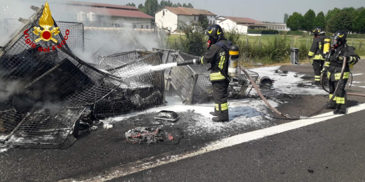 CAMION A FUOCO SULL’A1, CODE MA FORTUNATAMENTE NESSUN FERITO