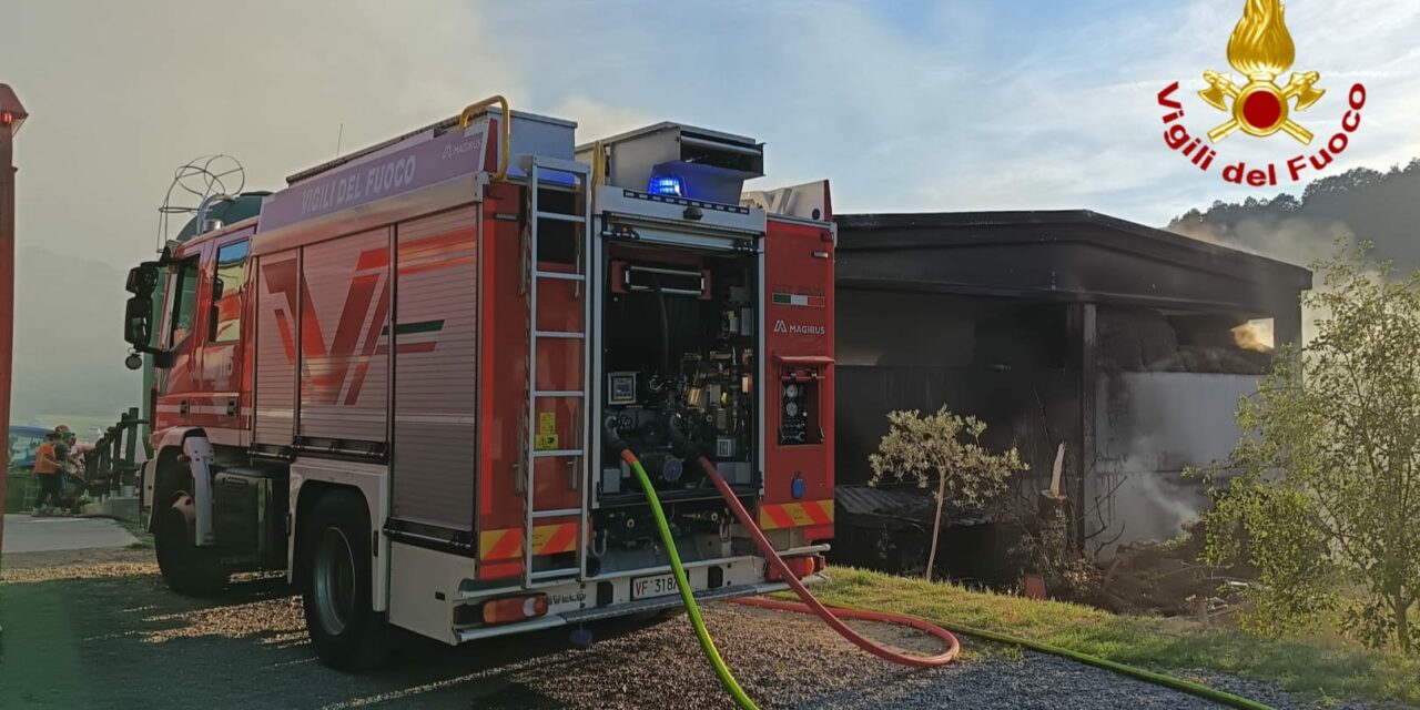 FIENILE IN FIAMME A TOANO, PROSEGUONO I LAVORI