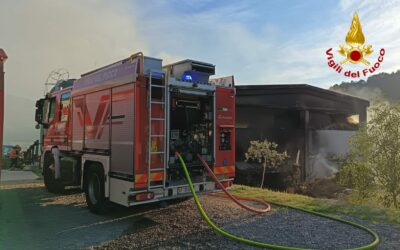 FIENILE IN FIAMME A TOANO, PROSEGUONO I LAVORI