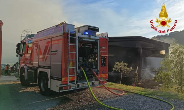 FIENILE IN FIAMME A TOANO, PROSEGUONO I LAVORI