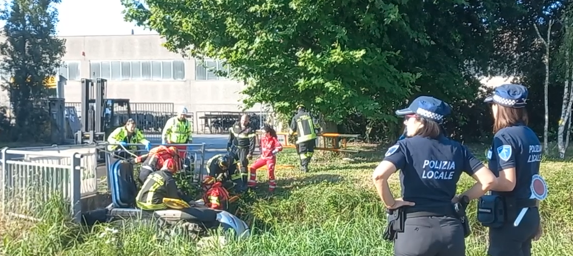 FINISCE CON L’AUTO IN UN CANALE, GRAVE 25ENNE
