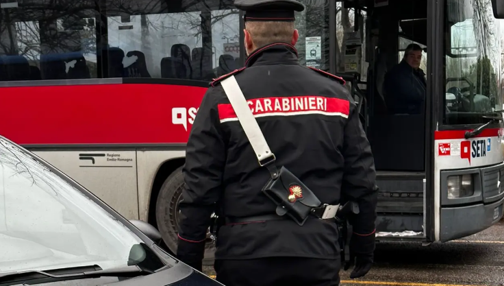 MOLESTA SESSUALMENTE UNA PASSEGGERA SUL BUS, DENUNCIATO 29ENNE DEL MALI