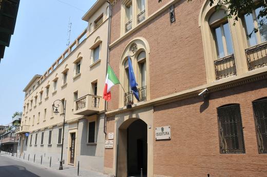 LITIGA CON LA FIDANZATA E AGGREDISCE I POLIZIOTTI, ARRESTATO