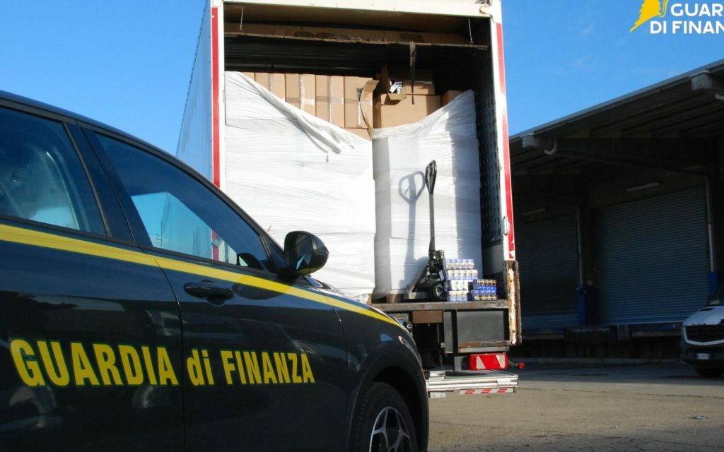 SCOPERTA A REGGIO FABBRICA CLANDESTINA DI SIGARETTE, CINQUE ARRESTI
