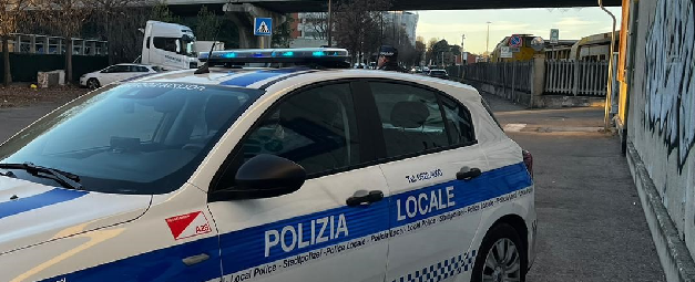 POLIZIA LOCALE, RICERCATO PER RAPINA SI COSTITUISCE IN VIA BRIGATA REGGIO