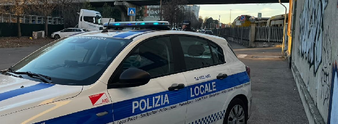 POLIZIA LOCALE, RICERCATO PER RAPINA SI COSTITUISCE IN VIA BRIGATA REGGIO