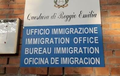 GAZEBO DELLA CROCE ROSSA COME SUPPORTO AI CITTADINI STRANIERI DAVANTI ALL’UFFICIO IMMIGRAZIONE