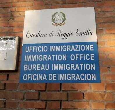 GAZEBO DELLA CROCE ROSSA COME SUPPORTO AI CITTADINI STRANIERI DAVANTI ALL’UFFICIO IMMIGRAZIONE