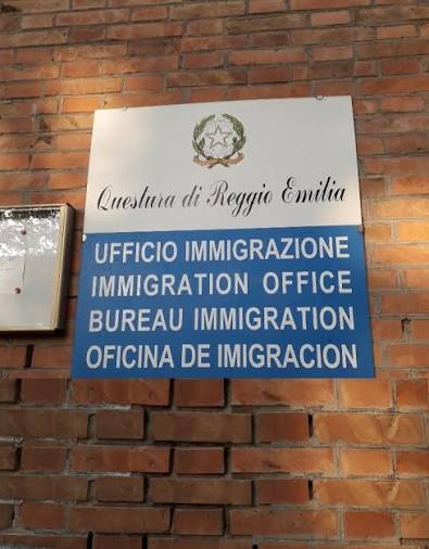 GAZEBO DELLA CROCE ROSSA COME SUPPORTO AI CITTADINI STRANIERI DAVANTI ALL’UFFICIO IMMIGRAZIONE