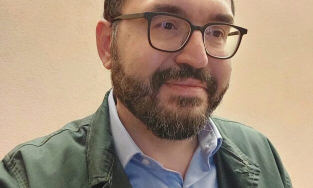 RUBIERA, GIOVANI SI BUTTANO SULL’AUTO DEL SINDACO