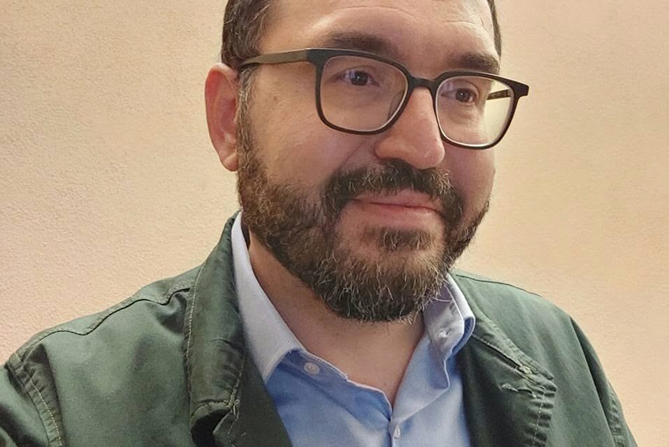 RUBIERA, GIOVANI SI BUTTANO SULL’AUTO DEL SINDACO