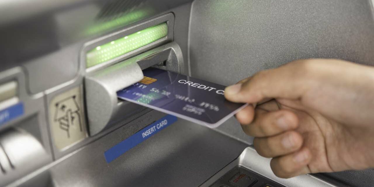 RUBA UNA CARTA DI CREDITO, DENUNCIATO MINORE
