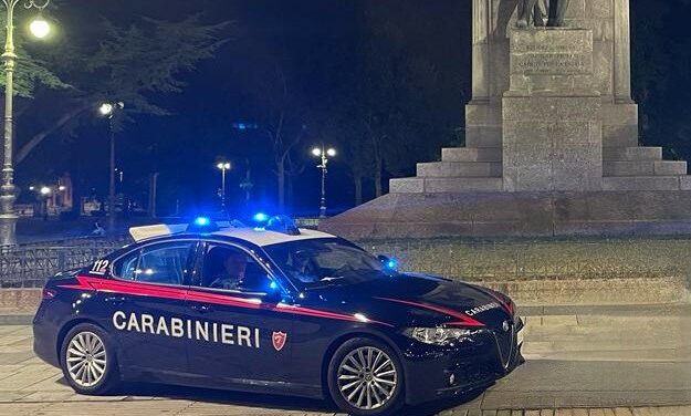 50ENNE REGGIANO SEMINA PANICO IN PIAZZA DELLA VITTORIA ARMATO DI COLTELLO, 18ENNE GLI SFILA L’ARMA ED EVITA IL PEGGIO