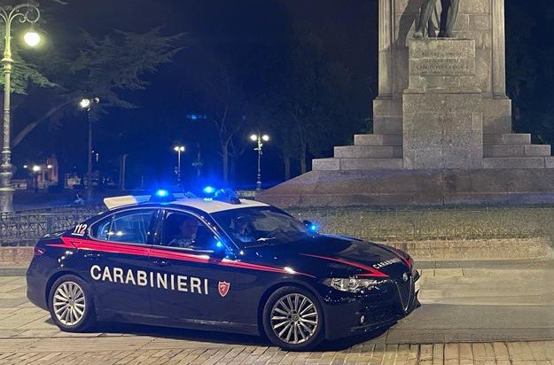 50ENNE REGGIANO SEMINA PANICO IN PIAZZA DELLA VITTORIA ARMATO DI COLTELLO, 18ENNE GLI SFILA L’ARMA ED EVITA IL PEGGIO