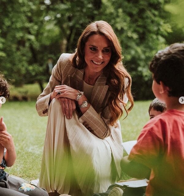 NELLE PAGINE SOCIAL DEI REALI INGLESI RISPUNTANO LE FOTO DI KATE A REGGIO