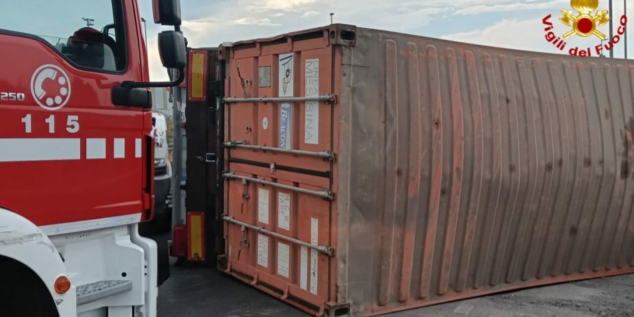 AUTOCARRO SI RIBALTA LUNGO LA SP467R A CASALGRANDE. 