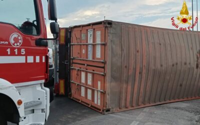 AUTOCARRO SI RIBALTA LUNGO LA SP467R A CASALGRANDE.
