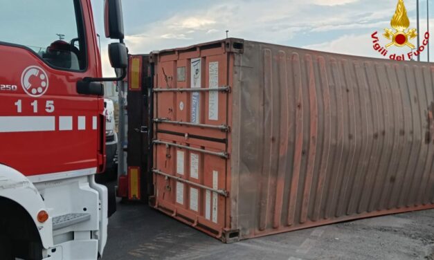 AUTOCARRO SI RIBALTA LUNGO LA SP467R A CASALGRANDE. 