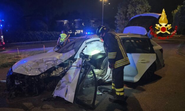 SCHIANTO TRA DUE VETTURE IN VIA CORRADO ALVARO A REGGIO, TRE FERITI