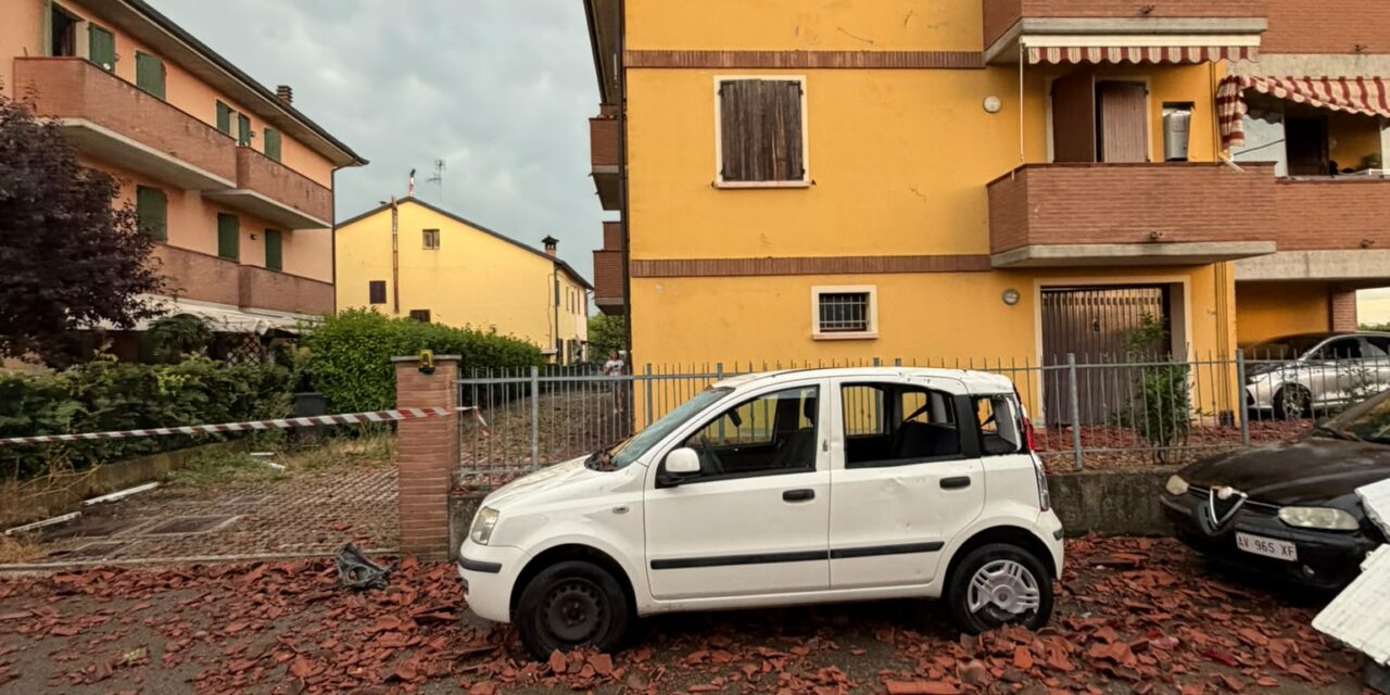 POVIGLIO, TETTO SCOPERCHIATO, PIOGGIA DI TEGOLE SU AUTO E CORTILI. DANNI INGENTI