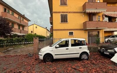 POVIGLIO, TETTO SCOPERCHIATO, PIOGGIA DI TEGOLE SU AUTO E CORTILI. DANNI INGENTI