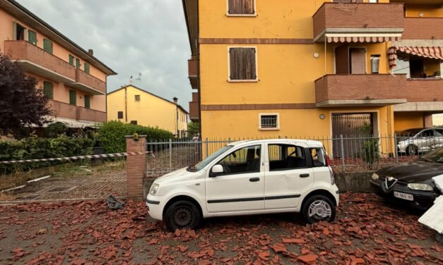 POVIGLIO, TETTO SCOPERCHIATO, PIOGGIA DI TEGOLE SU AUTO E CORTILI. DANNI INGENTI