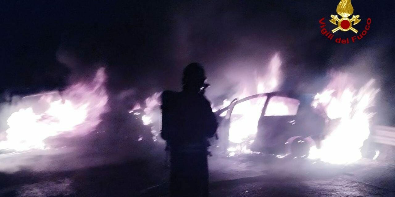 VIANO, AUTO SI SCONTRANO E S’INCENDIANO. SALVI I DUE AUTOMOBILISTI