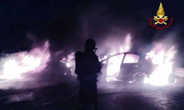 VIANO, AUTO SI SCONTRANO E S’INCENDIANO. SALVI I DUE AUTOMOBILISTI