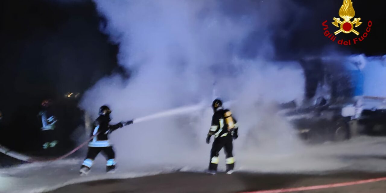 CADELBOSCO SOPRA, AUTOTRENO A FUOCO NELLA NOTTE IN UN DISTRIBUTORE DI BENZINA