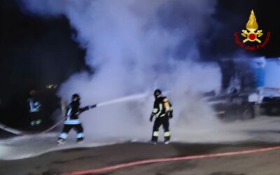 CADELBOSCO SOPRA, AUTOTRENO A FUOCO NELLA NOTTE IN UN DISTRIBUTORE DI BENZINA