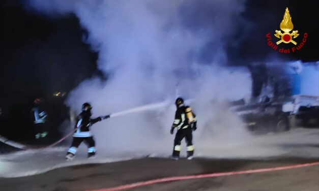 CADELBOSCO SOPRA, AUTOTRENO A FUOCO NELLA NOTTE IN UN DISTRIBUTORE DI BENZINA